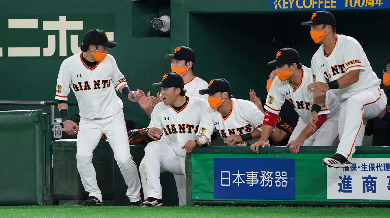 巨人対DeNA　DeNAに勝利し、拍手する巨人菅野（左から3人目）（撮影・鈴木みどり）