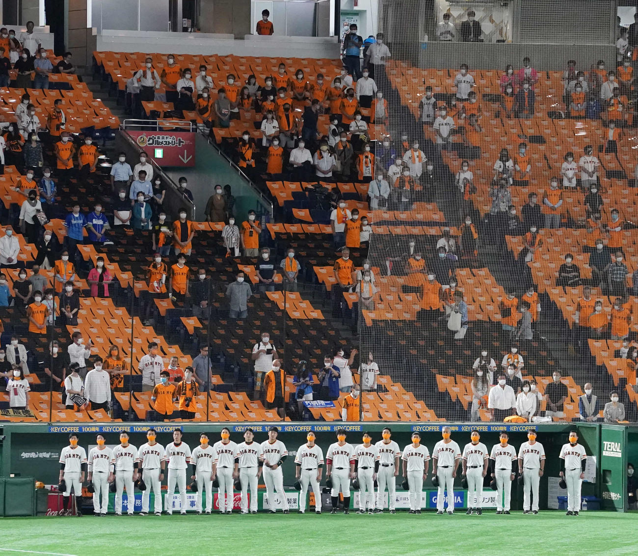 巨人対DeNA　試合前、君が代斉唱でベンチ前に整列する巨人ナイン（撮影・江口和貴）