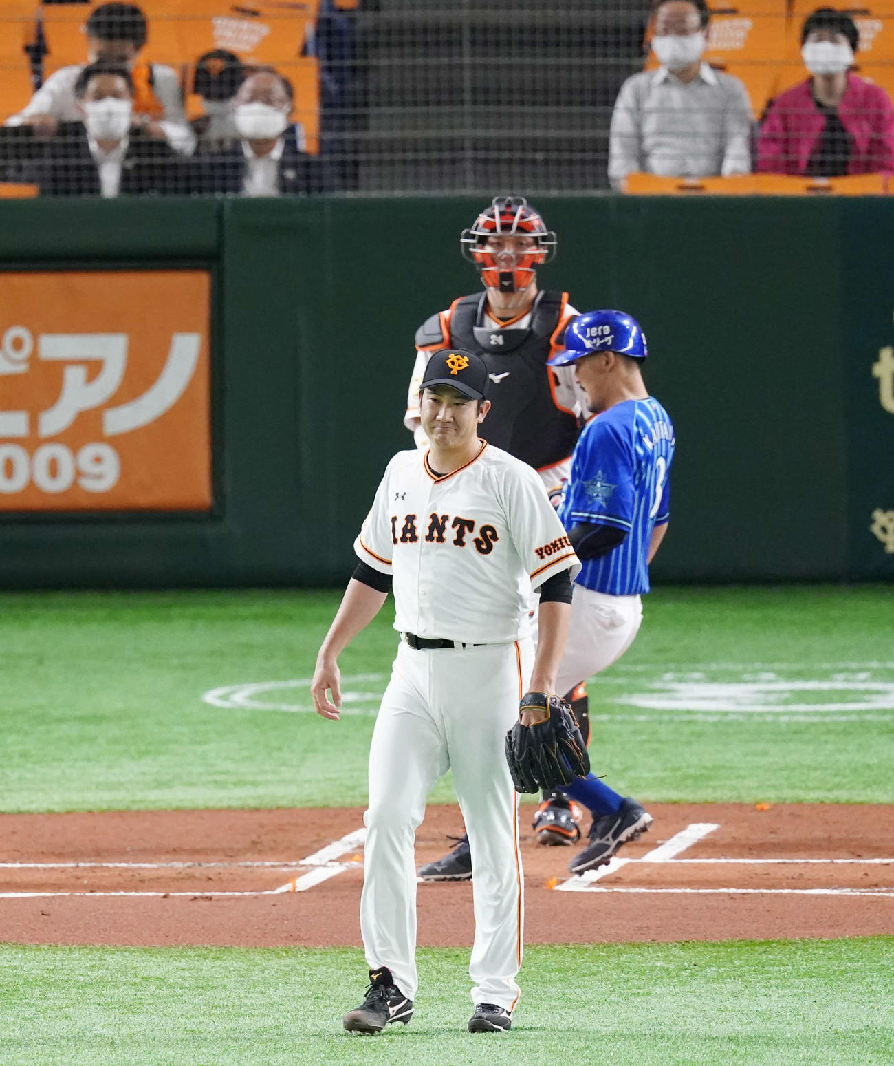 巨人対DeNA　1回表DeNA無死三塁、ソトに先制犠飛を浴びた菅野。右は生還する梶谷（撮影・江口和貴）