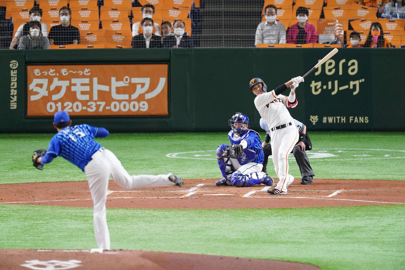 巨人対DeNA　1回裏巨人1死、右中間に同点ソロ本塁打を放つ坂本。投手井納（撮影・江口和貴）