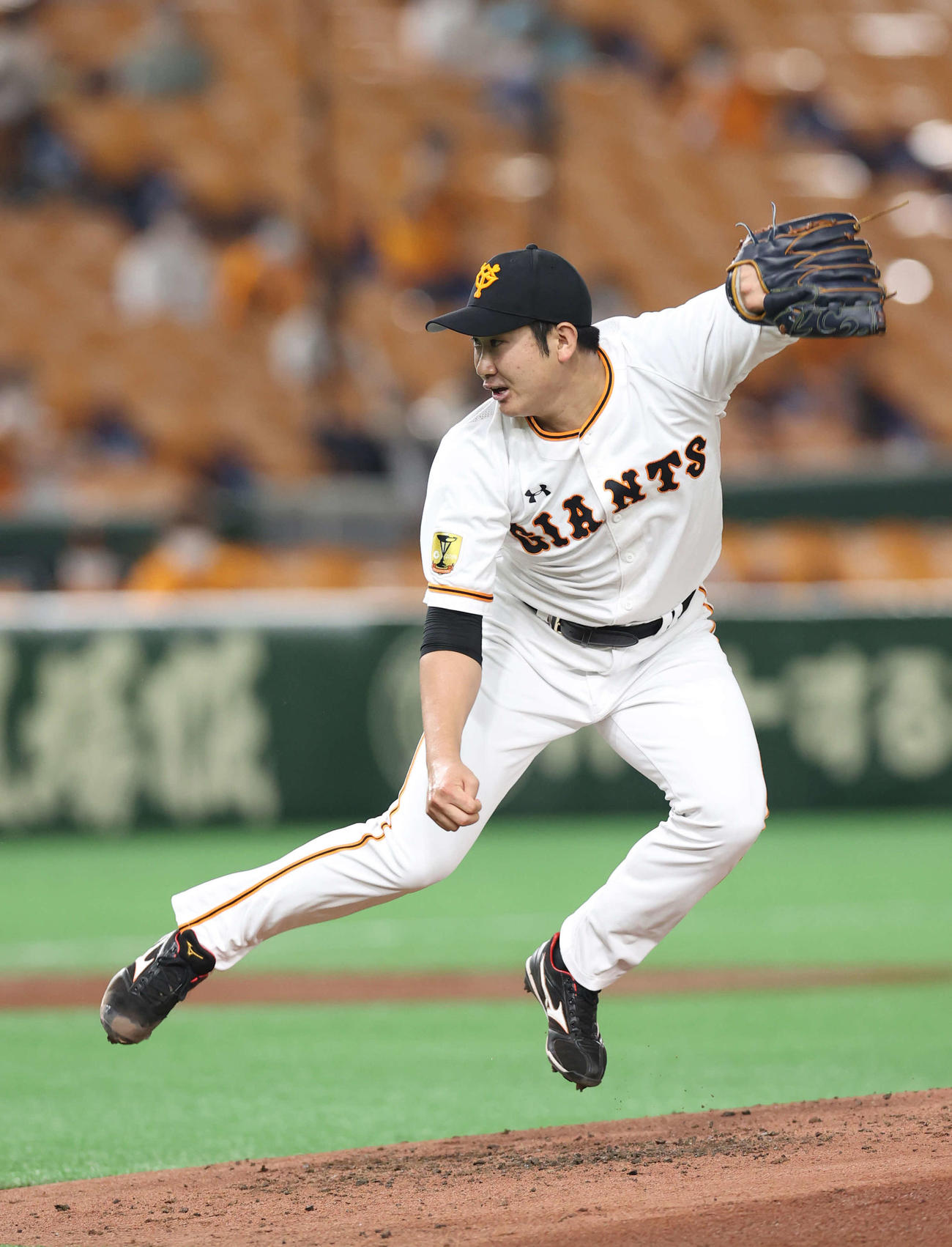 巨人対DeNA　3回表、投球後にバランスを崩して跳び上がる菅野（撮影・河野匠）