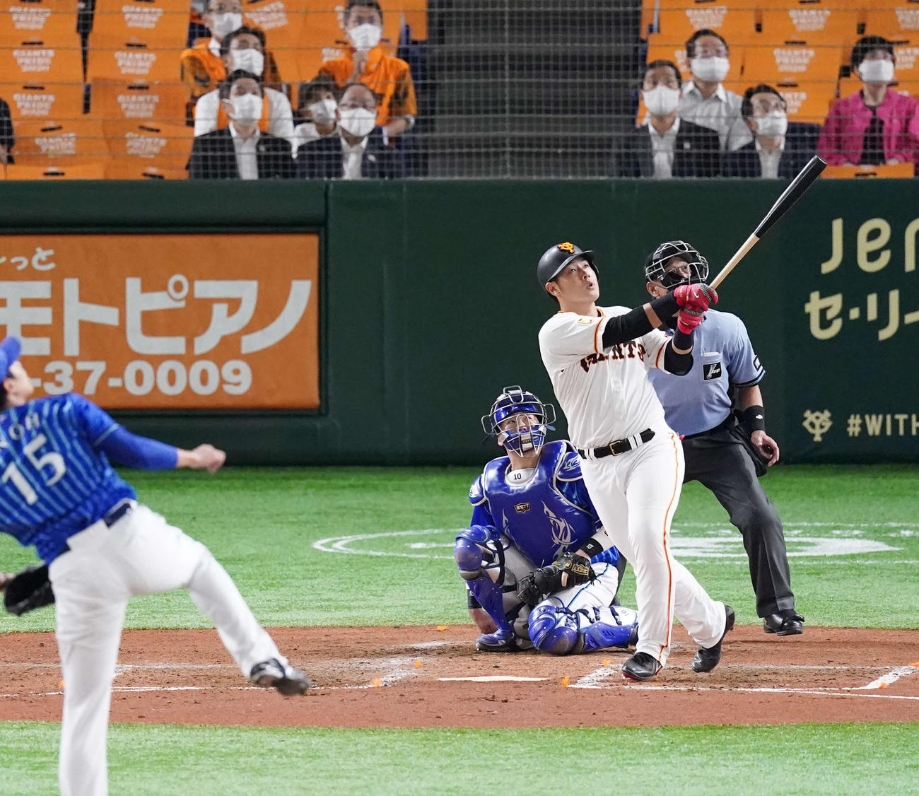 4回裏巨人1死、左越えソロ本塁打を放つ岡本。投手井納（撮影・江口和貴）