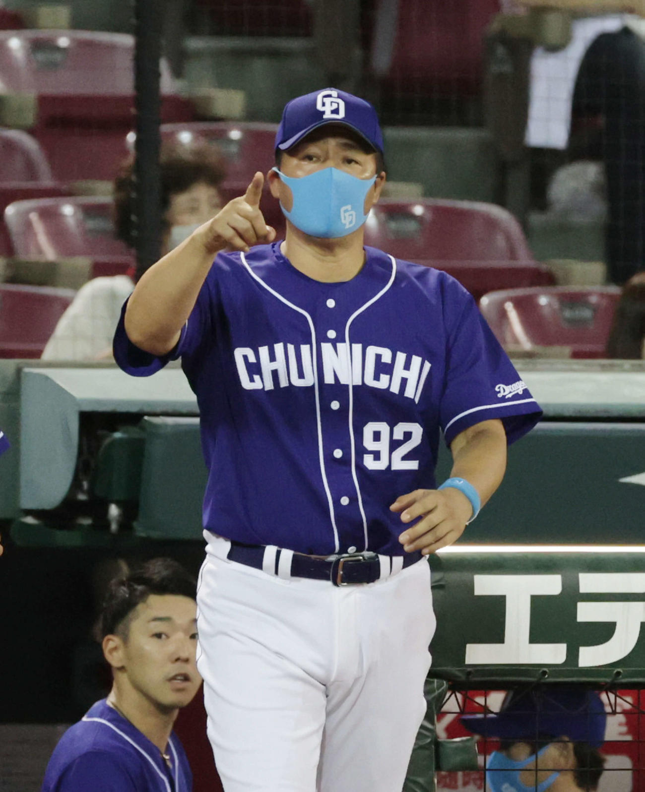 プロ野球広島対中日7回戦　8回表中日2死一塁、ビシエドの右越え打で本塁を狙った大島。アウトの判定に与田剛監督がリクエスト（撮影・加藤孝規）