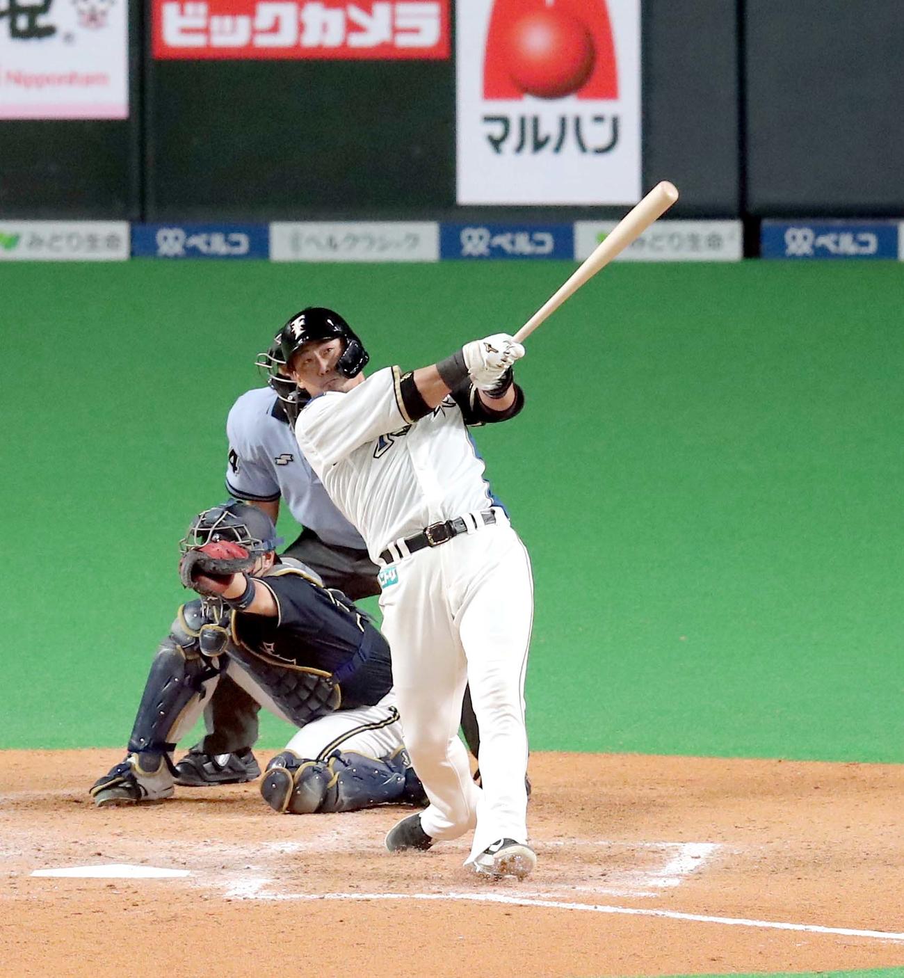 日本ハム対オリックス　7回裏日本ハム2死一、二塁、中田は左越え3点本塁打を放つ（撮影・佐藤翔太）