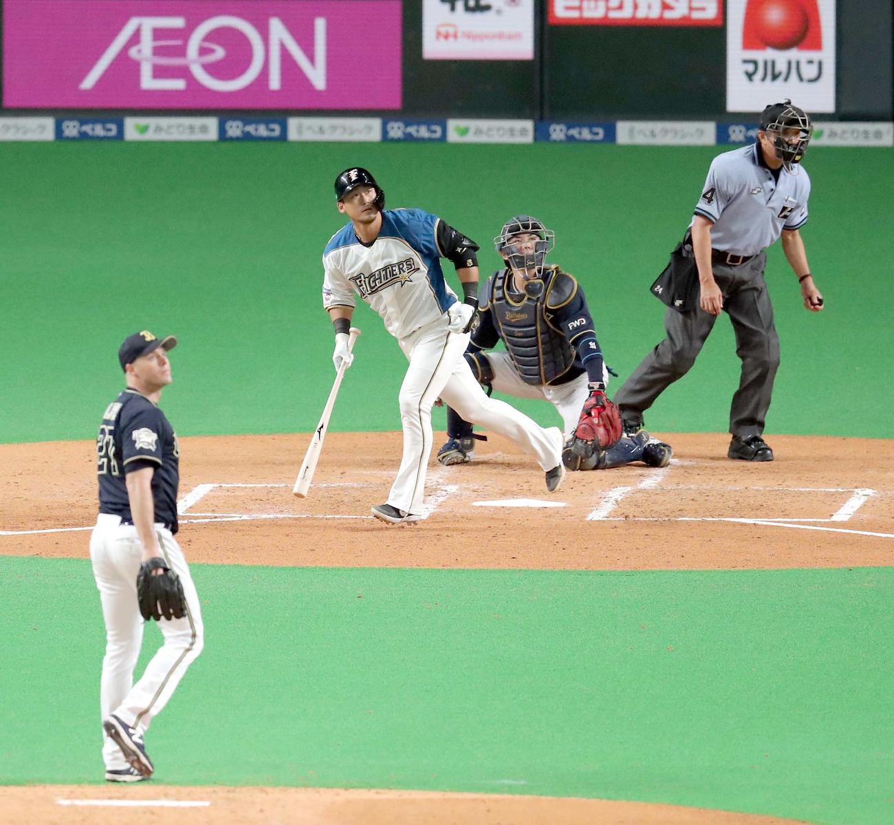 日本ハム対オリックス　3回裏日本ハム1死一塁、中田は先制となる左越え2点本塁打を放つ。投手はオリックス・アルバース（撮影・佐藤翔太）