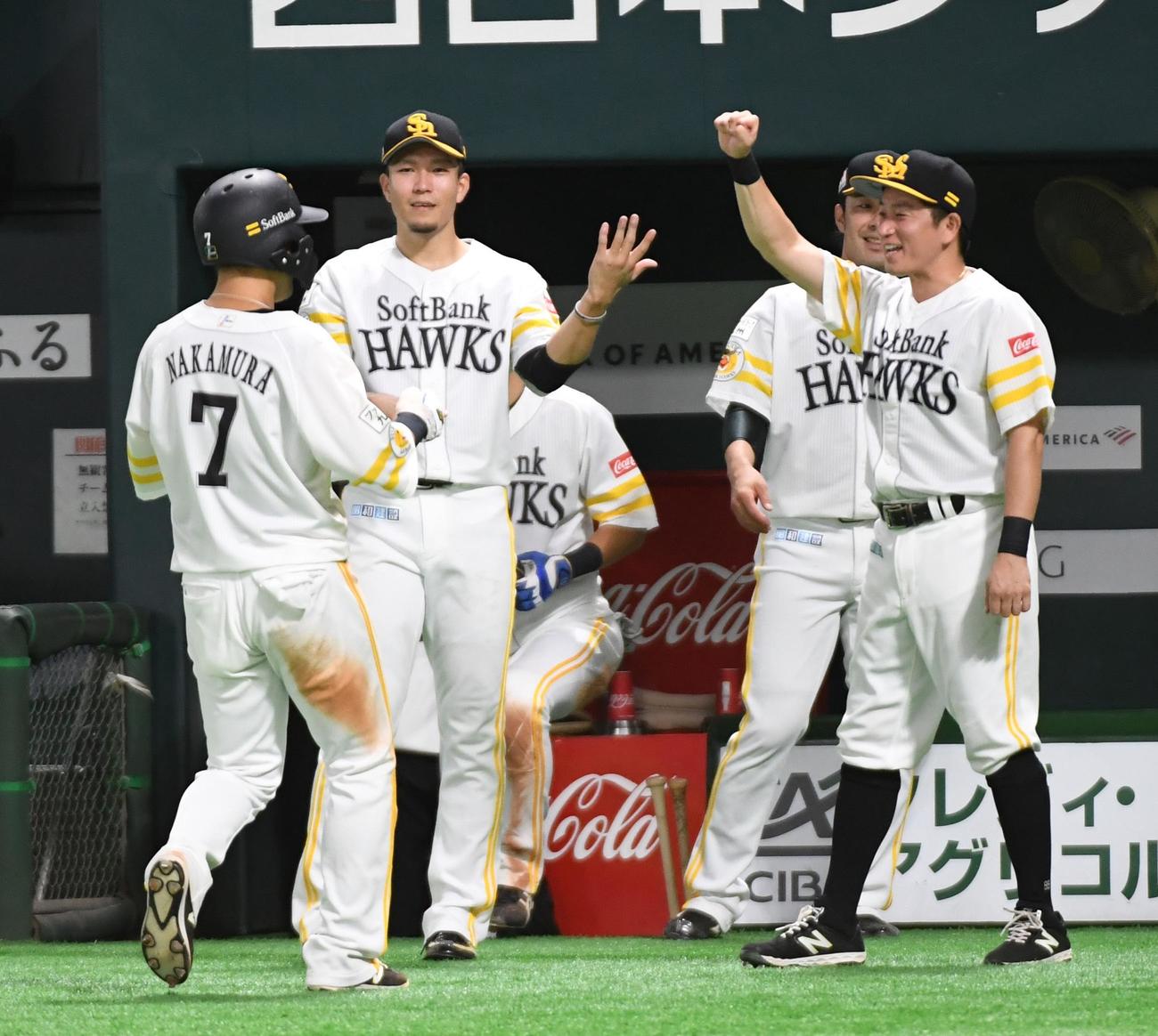 ソフトバンク対西武　6回裏に走者一掃の適時打を放った中村晃を迎える先発の千賀（撮影・今浪浩三）