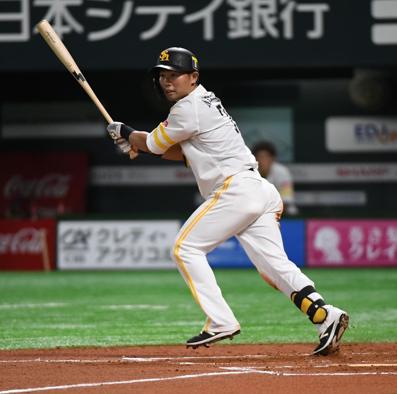 ソフトバンク対西武　6裏ソフトバンク2死満塁、中村は左翼線に走者一掃の勝ち越し適時二塁打を放つ（撮影・今浪浩三）