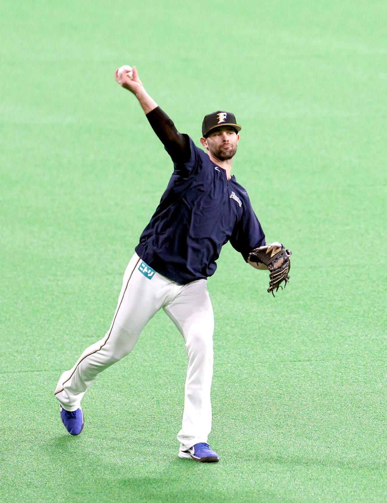 日本ハム対オリックス　キャッチボールをする日本ハム・マルティネス（撮影・佐藤翔太）