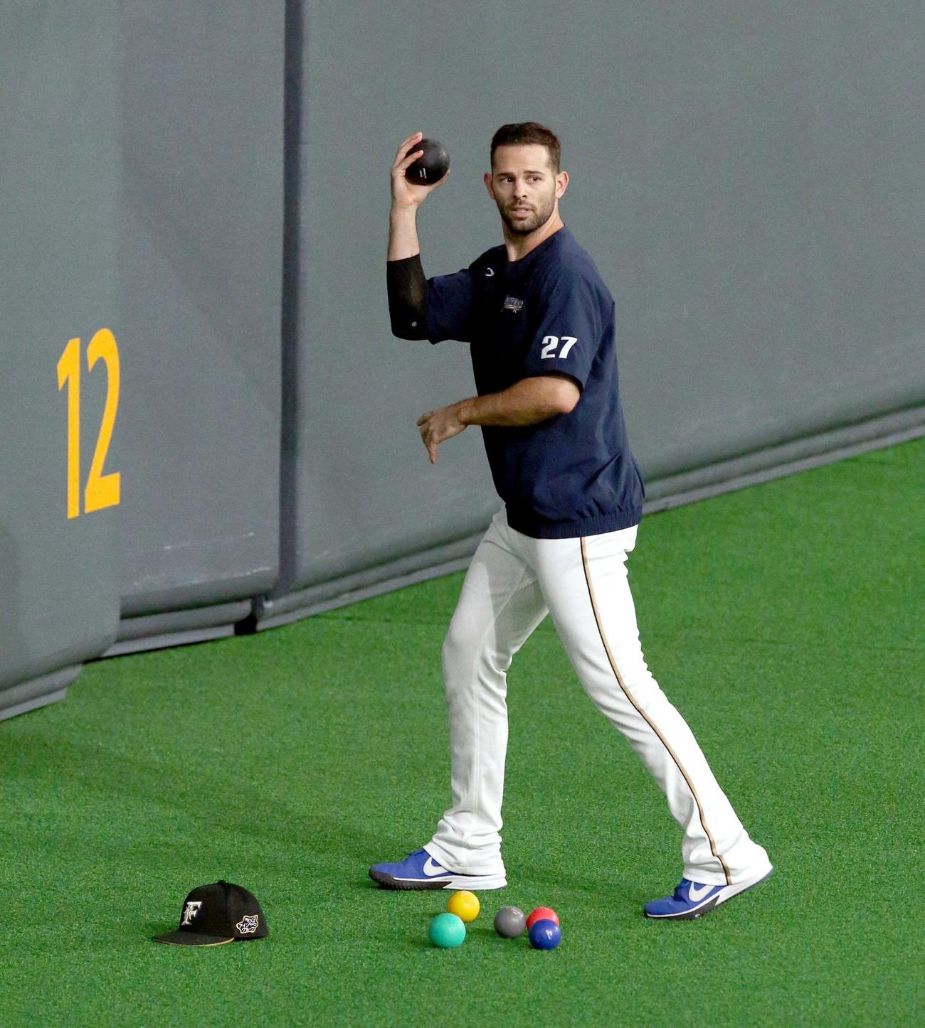 日本ハム対オリックス　ボールを使ってトレーニングをする日本ハム・マルティネス（撮影・佐藤翔太）