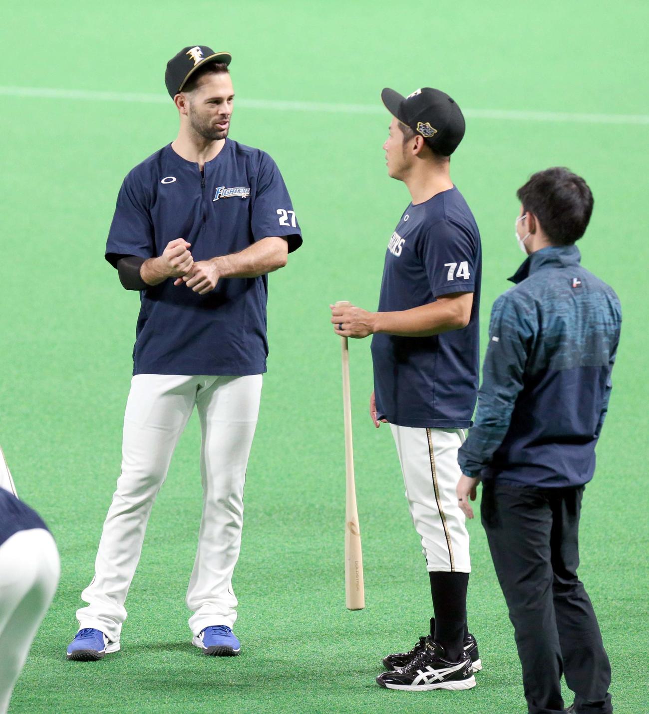 日本ハム対オリックス　日本ハム矢野外野守備コーチ兼打撃コーチ補佐と会話するマルティネス（左）（撮影・佐藤翔太）