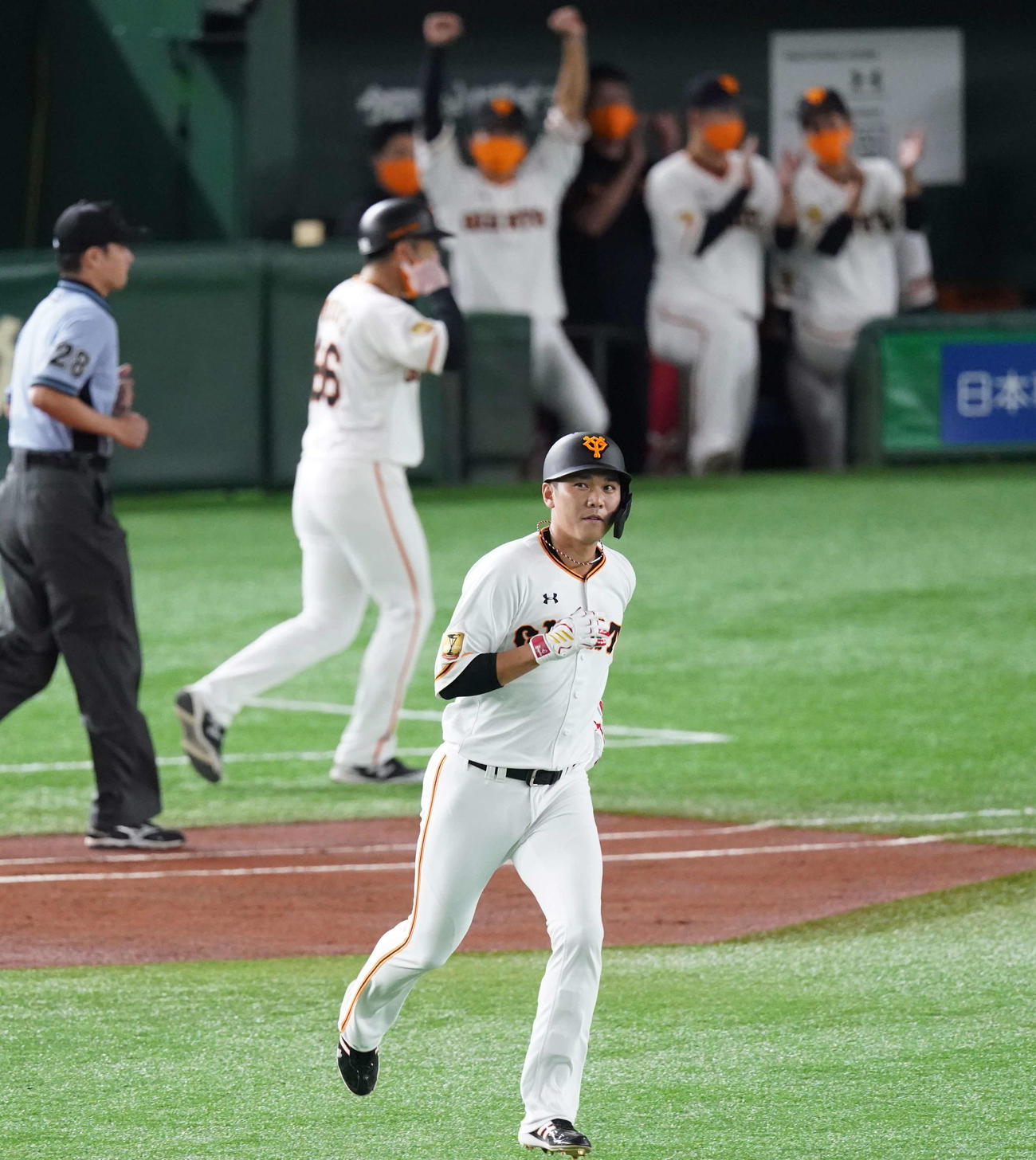 巨人対DeNA　1回裏巨人1死、右中間に同点ソロ本塁打を放った坂本（撮影・江口和貴）