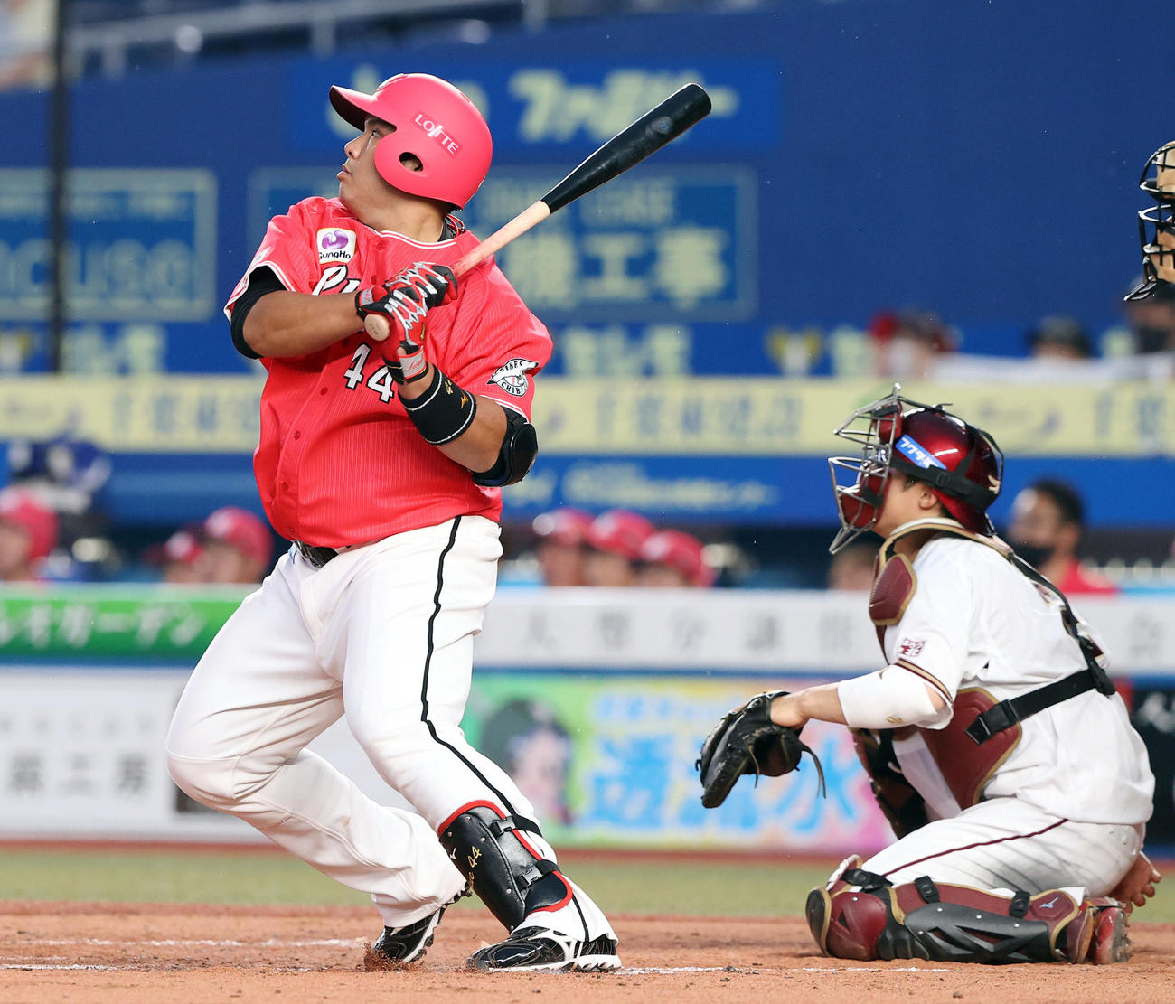 ロッテ対楽天　2回裏ロッテ無死一塁、先制の右越え2点本塁打を放つ井上（撮影・垰建太）