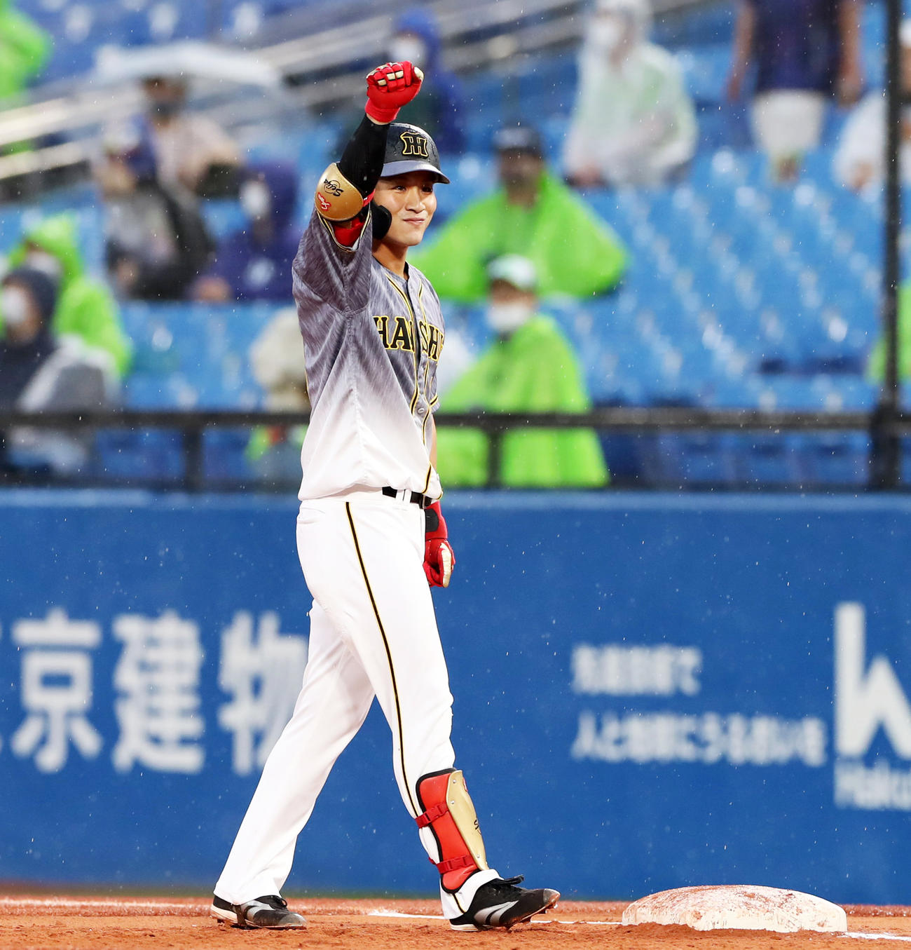1回表阪神2死一、三塁、木浪は右前適時打を放ちガッツポーズ（撮影・加藤哉）