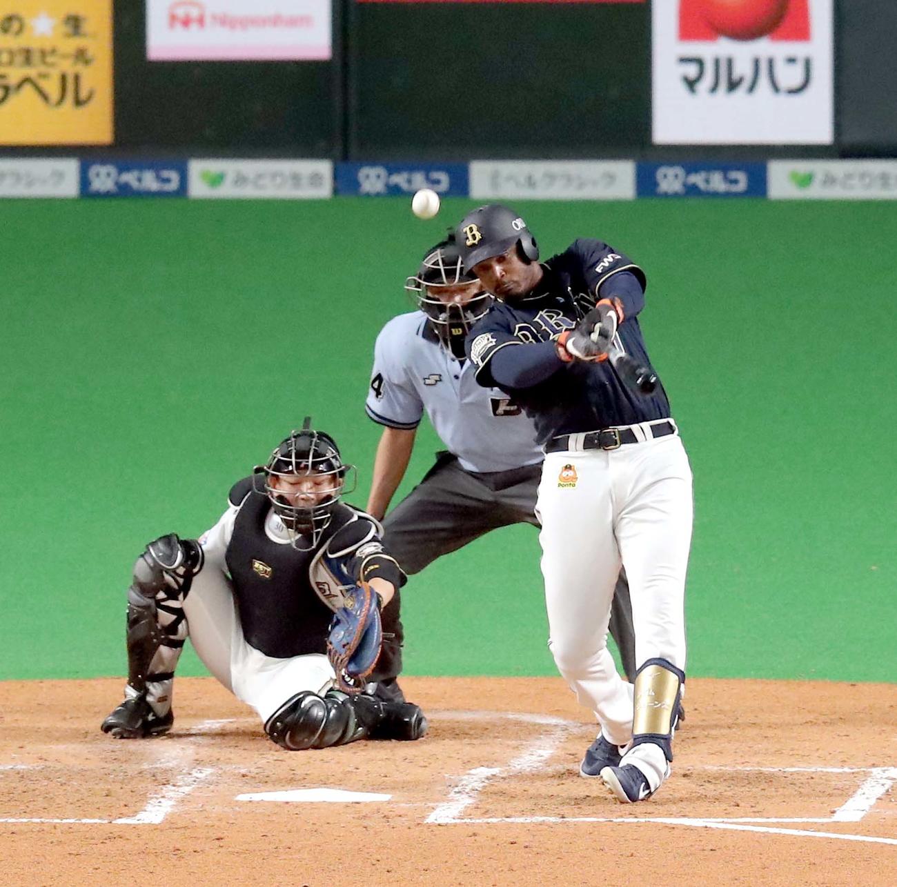 日本ハム対オリックス　4回表オリックス無死一、二塁、ジョーンズは中前適時打を放つ（撮影・佐藤翔太）