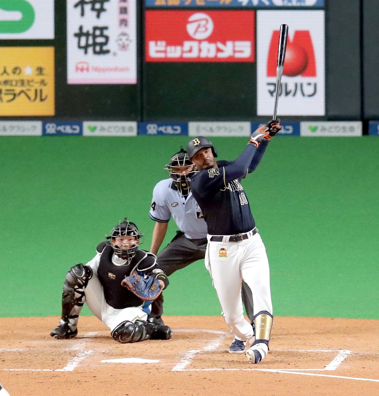 日本ハム対オリックス　4回表オリックス無死一、二塁、ジョーンズは中前適時打を放つ（撮影・佐藤翔太）