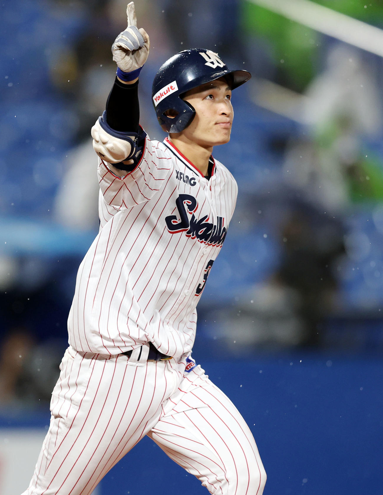 ヤクルト対阪神　2回裏ヤクルト1死二、三塁、プロ初本塁打となる3点本塁打を放ちポーズを決める宮本（撮影・狩俣裕三）