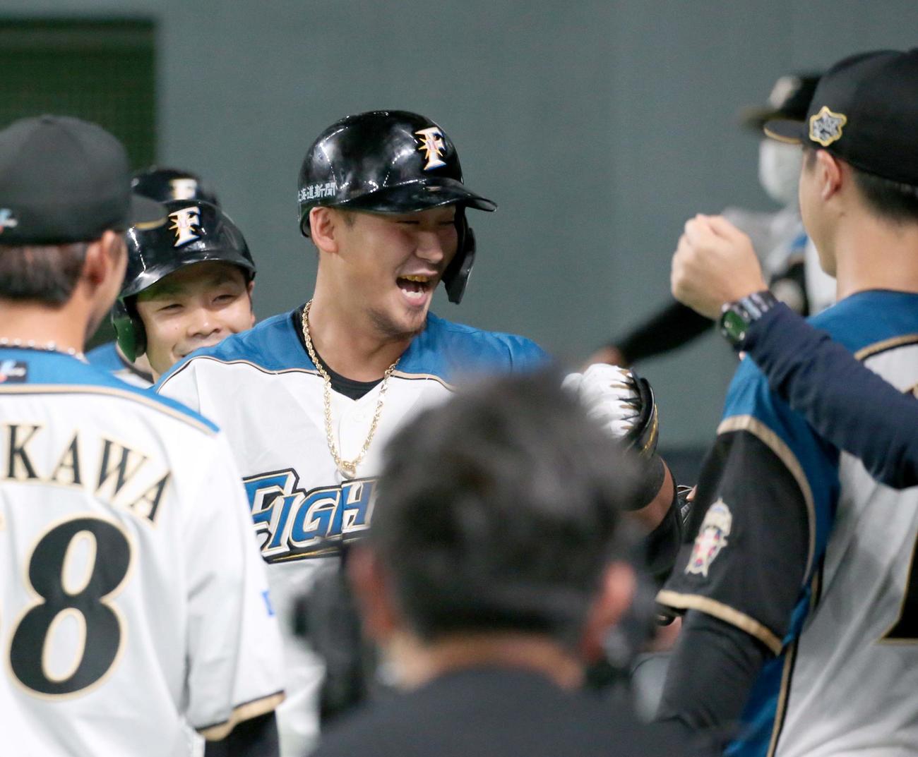 日本ハム対オリックス　3回裏、2点本塁打を放ちナインに出迎えられる中田（撮影・黒川智章）