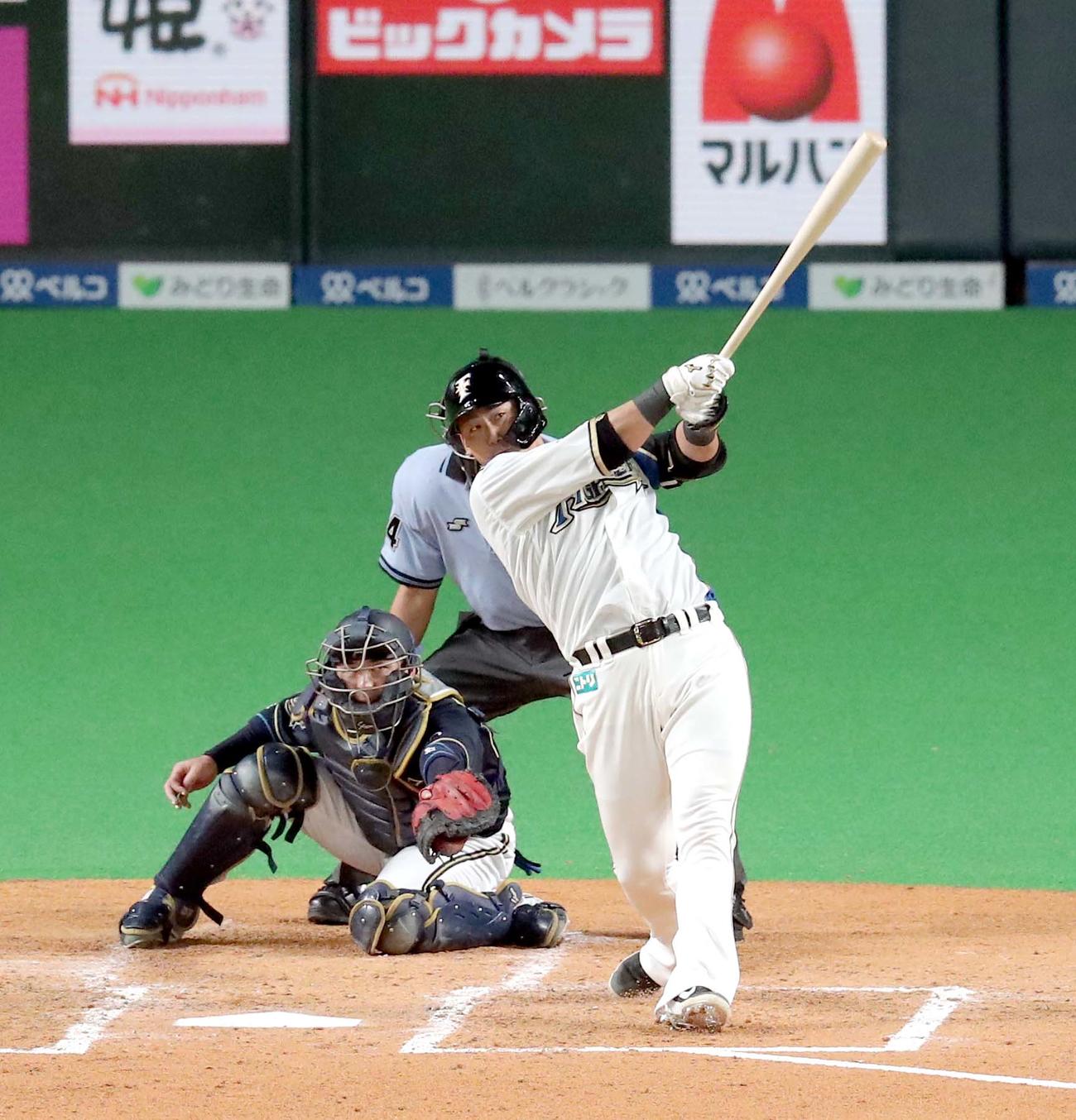 日本ハム対オリックス　3回裏日本ハム1死一塁、中田は先制となる左越え2点本塁打を放つ（撮影・佐藤翔太）