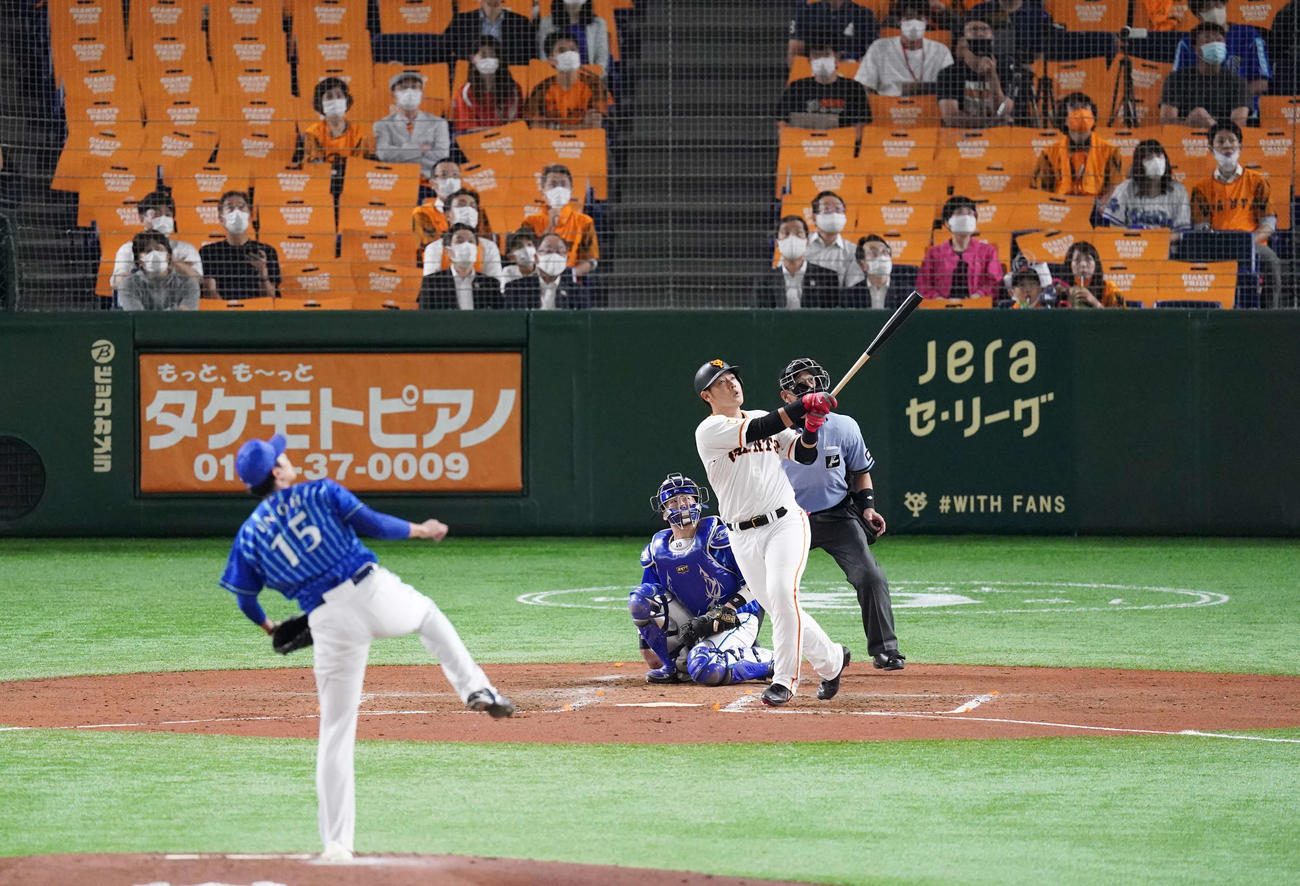 巨人対DeNA　4回裏巨人1死、左越えソロ本塁打を放つ岡本。投手井納（撮影・江口和貴）
