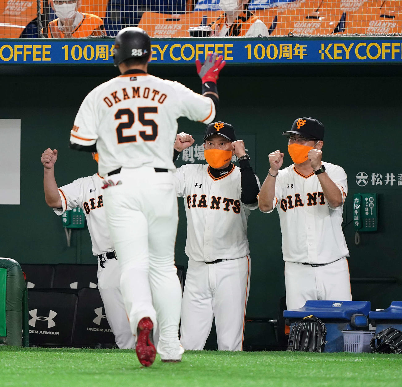 巨人対DeNA　4回裏巨人1死、左越えソロ本塁打を放った岡本（手前）をエアグータッチで迎える原監督（中央）（撮影・鈴木みどり）