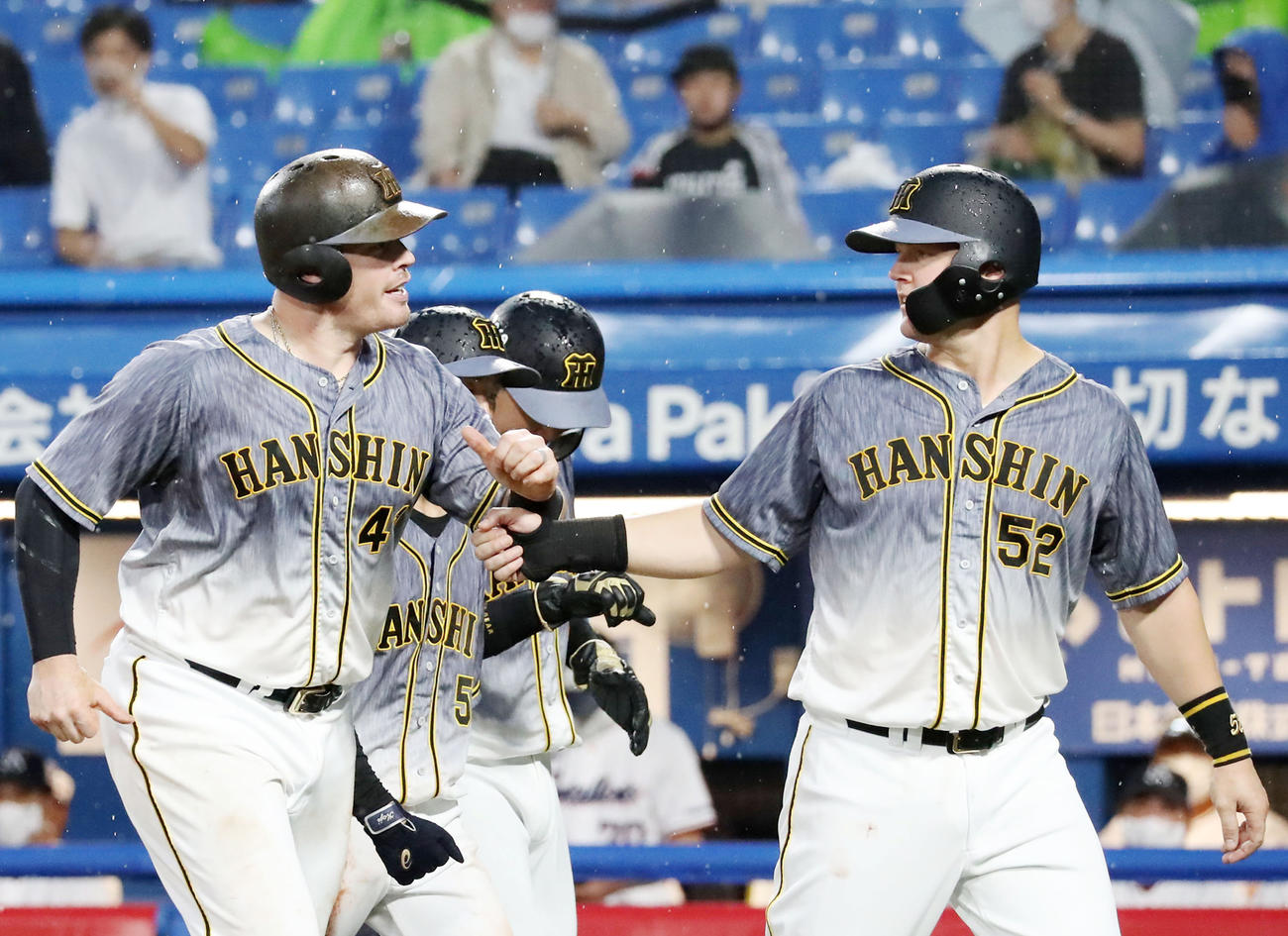 2回表阪神2死満塁、ボーア（左）は右越え満塁本塁打を放ちサンズから祝福を受ける（撮影・加藤哉）