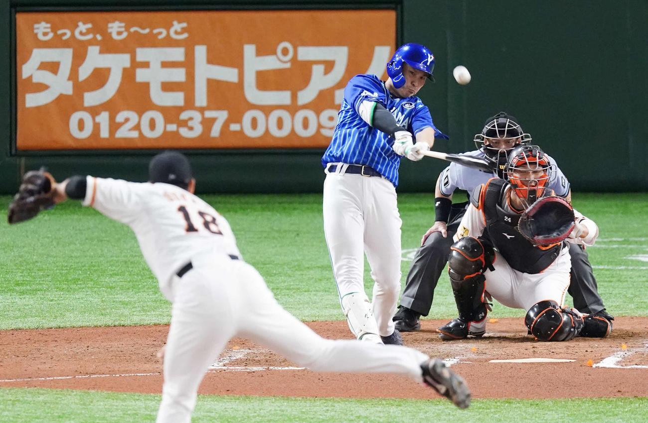 巨人対DeNA　6回表DeNA無死、ソロ本塁打を放つ佐野。投手菅野（撮影・江口和貴）