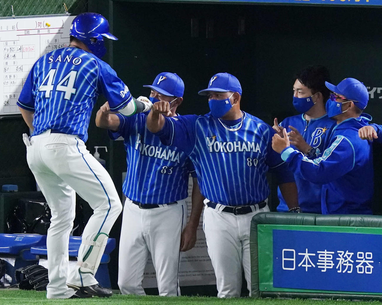 巨人対DeNA　6回表DeNA無死、ソロ本塁打を放った佐野（左端）とタッチをかわすラミレス監督（中央）（撮影・江口和貴）