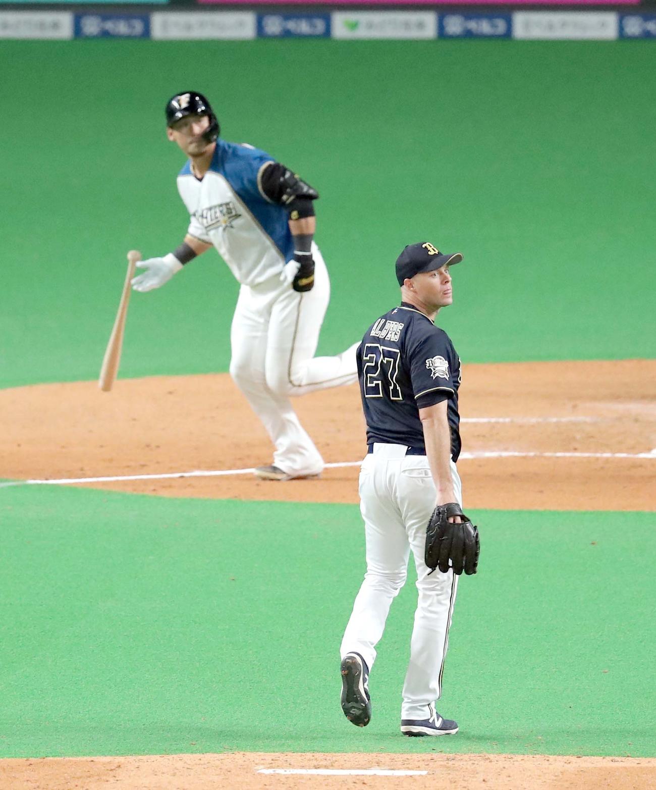 日本ハム対オリックス　3回裏日本ハム1死一塁、中田（左奥）に左越え2点本塁打を浴びるオリックス・アルバース（撮影・佐藤翔太）