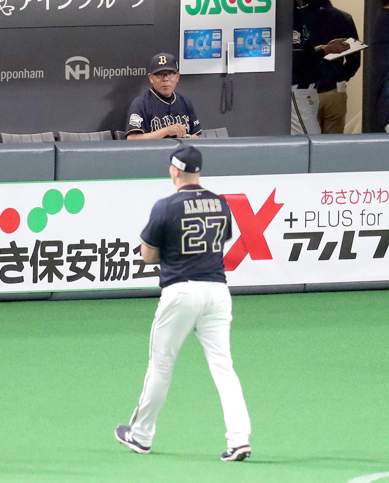 日本ハム対オリックス　交代を告げ、降板するオリックス・アルバースを見つめる西村監督（中央奥）（撮影・佐藤翔太）