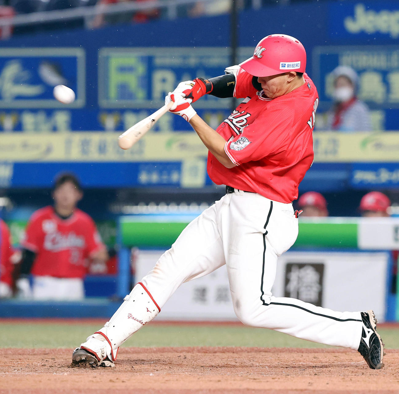 ロッテ対楽天　4回裏ロッテ1死一塁、右中間に2点本塁打を放つ安田（撮影・垰建太）