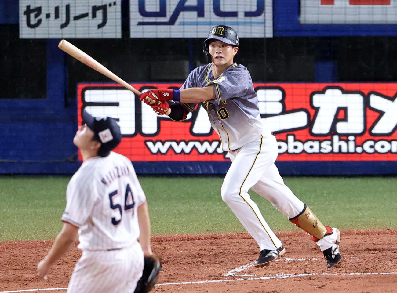 ヤクルト対阪神　6回表阪神1死一、二塁、木浪は3点本塁打を放つ。投手中沢（撮影・浅見桂子）