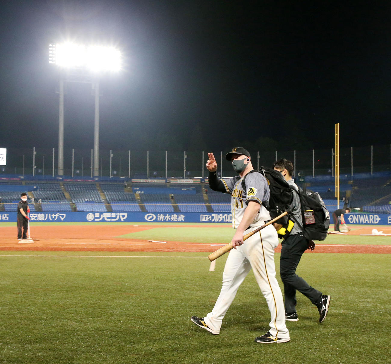 ヤクルト対阪神　ヒーローインタビューを終えファンに手を振りながら引き揚げるボーア（撮影・加藤哉