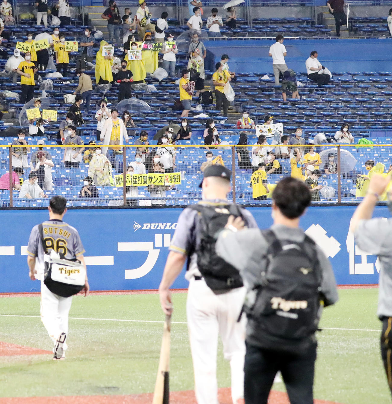 ヤクルト対阪神　ヤクルトに勝利しサンズ（背中）らに声援を来る阪神ファン（撮影・加藤哉）
