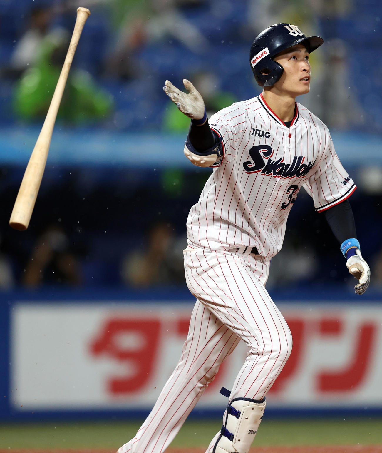 ヤクルト対阪神　2回裏ヤクルト2死二、三塁、プロ初本塁打となる3点本塁打を放つ宮本（撮影・狩俣裕三）