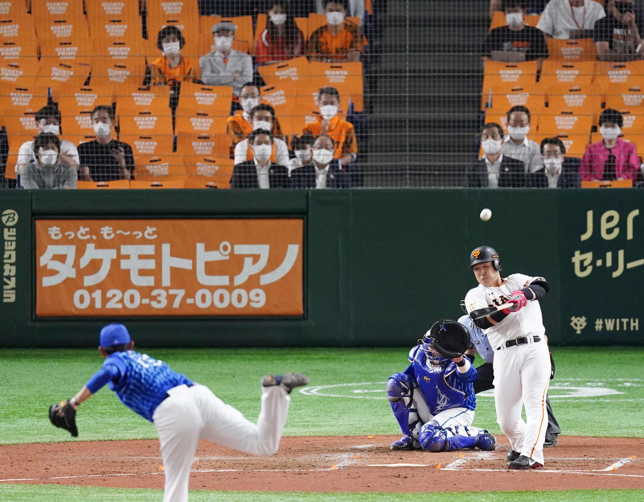 巨人対DeNA　4回裏巨人1死、左越えソロ本塁打を放つ岡本。投手井納（撮影・江口和貴）