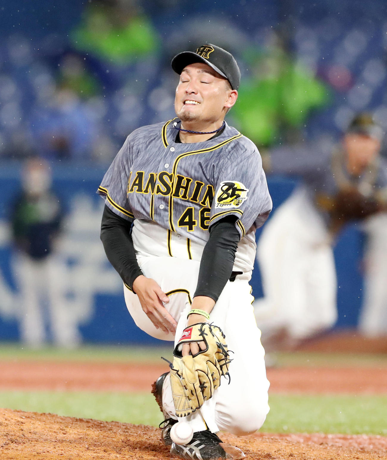 ヤクルト対阪神　8回裏ヤクルト無死、秋山は渡辺の打球を捕球するがボールはグラブからこぼれ内野安打となる（撮影・加藤哉）