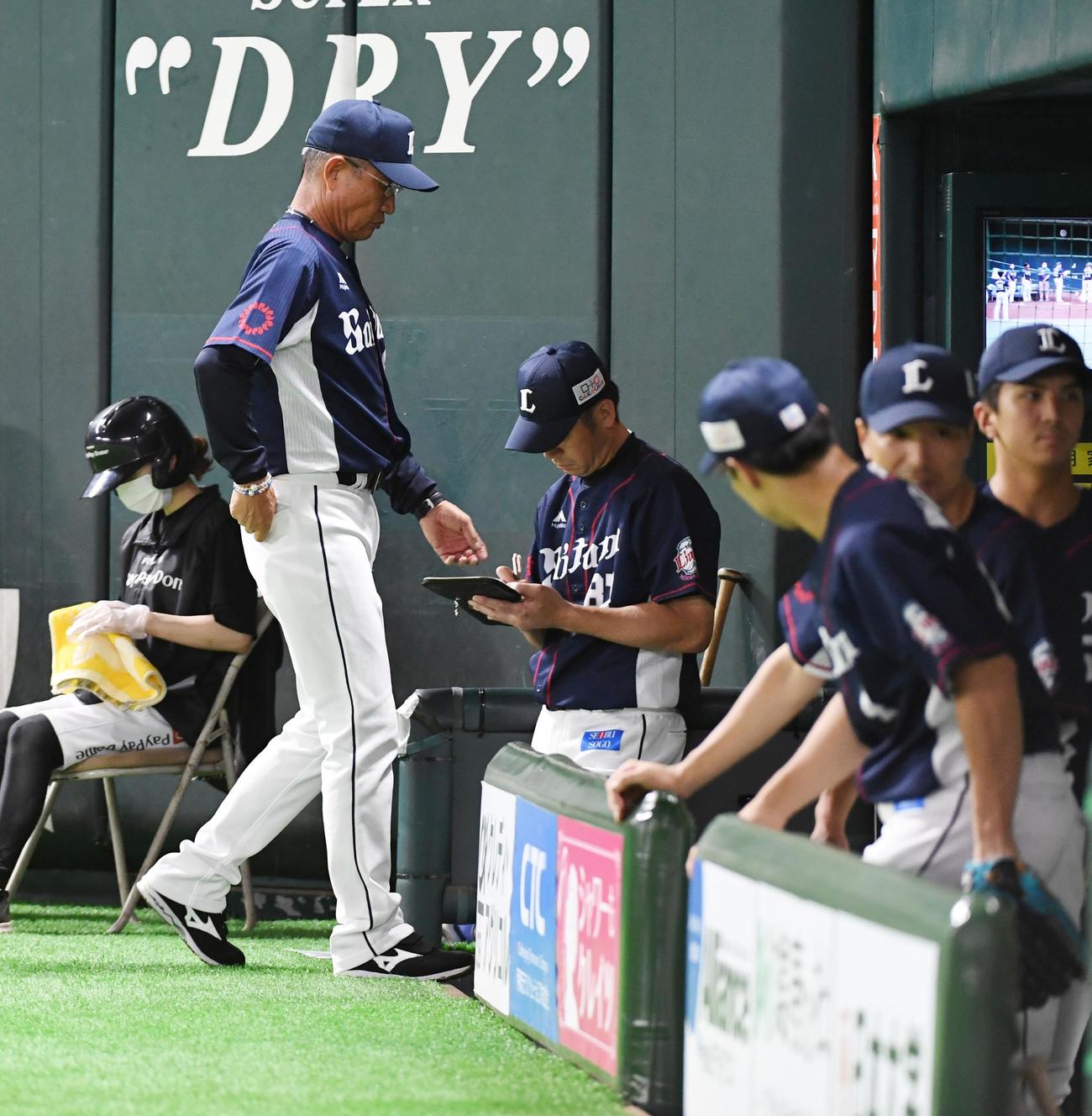 ソフトバンク対西武　5回裏途中、先発今井の交代を告げる辻監督（撮影・今浪浩三）