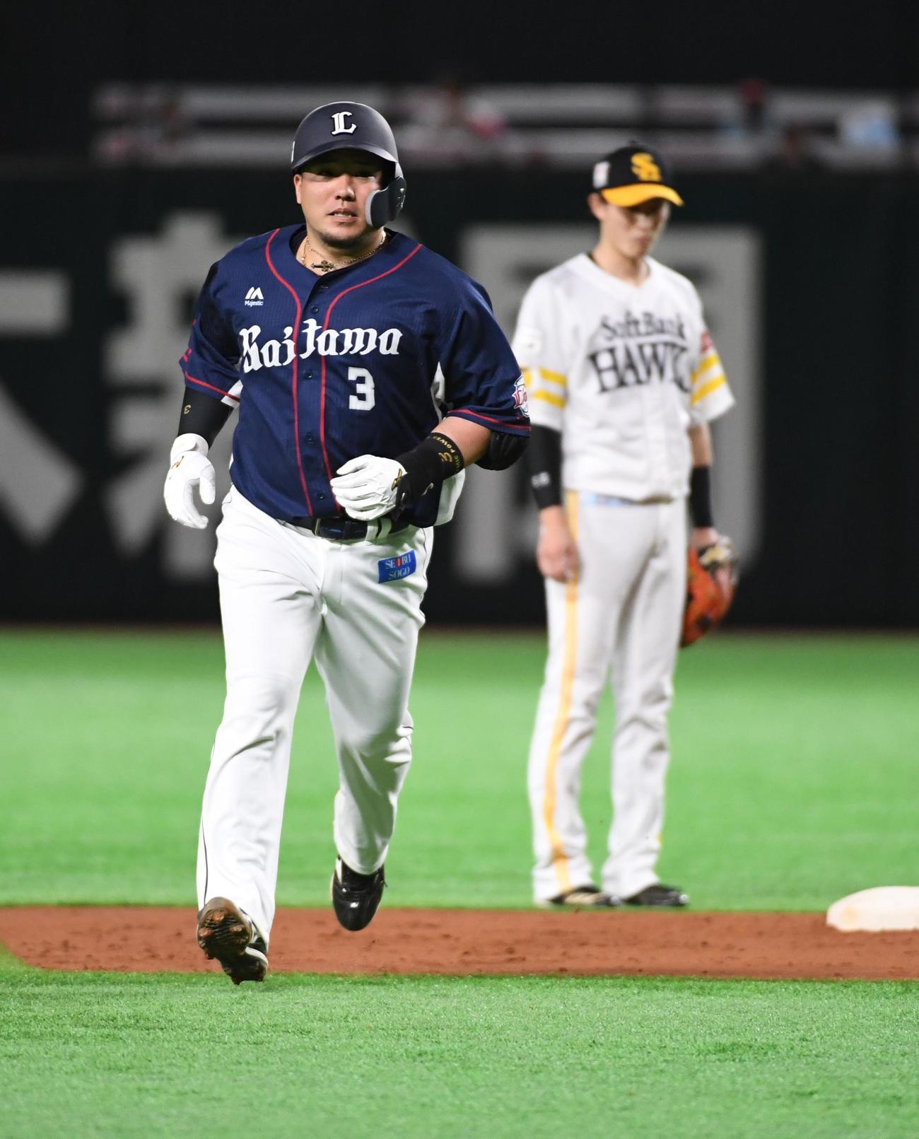 ソフトバンク対西武　3回表西武1死一塁、山川は中越えに2点本塁打を放ち二塁を回る（撮影・今浪浩三）