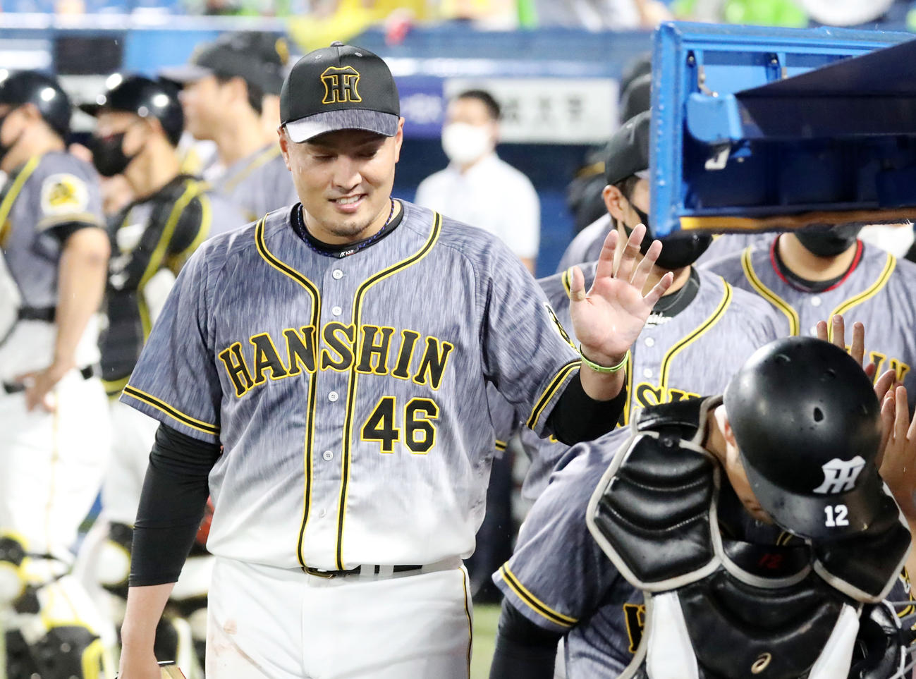 完投でヤクルトに勝利しナインとエアタッチする秋山（撮影・加藤哉）