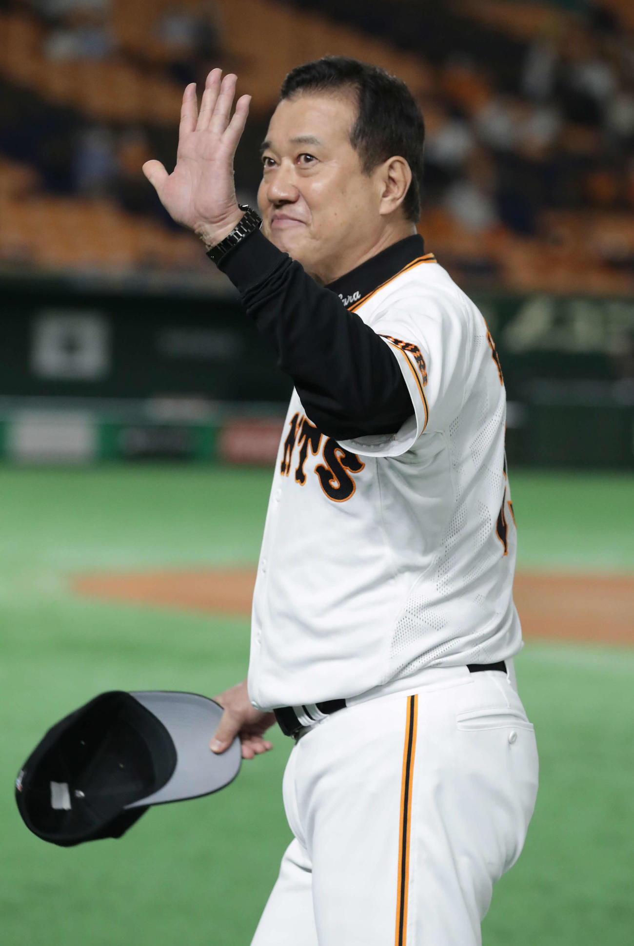 巨人対DeNA　DeNAを下し、声援に応えながら引き揚げる原監督（撮影・河野匠）
