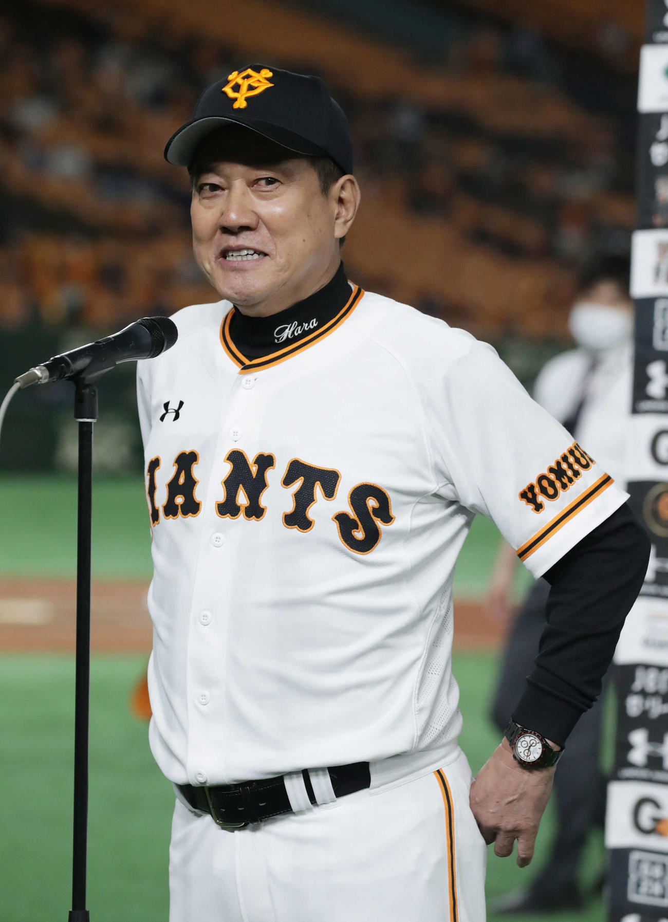巨人対DeNA　DeNAを下し、監督インタビューで笑みを浮かべる原監督（撮影・河野匠）