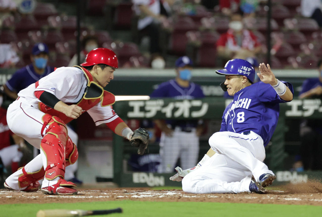 広島対中日7回戦　8回表中日2死一塁、ビシエドの右越え打で生還を狙う大島。アウト判定もリクエストの結果、セーフに。捕手は会沢（撮影・加藤孝規）