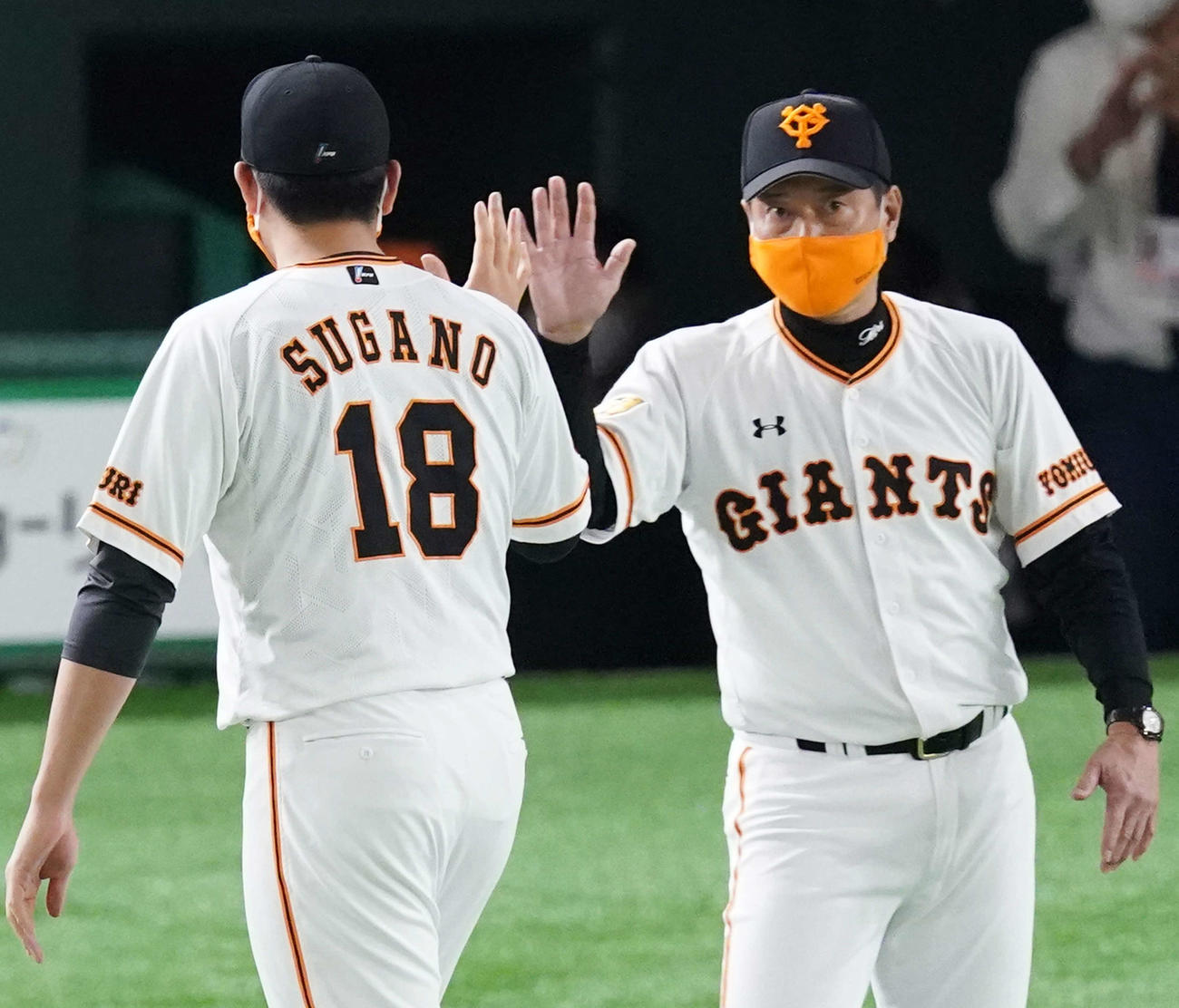 巨人対DeNA　勝利投手の巨人先発菅野（左）とタッチをかわす原監督（撮影・江口和貴）