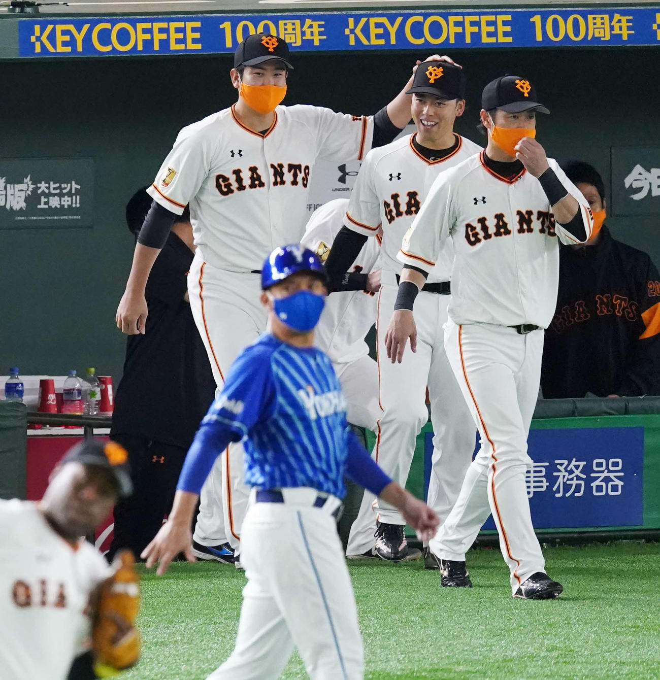 巨人対DeNA　DeNAに勝利し巨人2番手高梨（中央）の頭に手をやる先発の菅野。右は亀井（撮影・江口和貴）