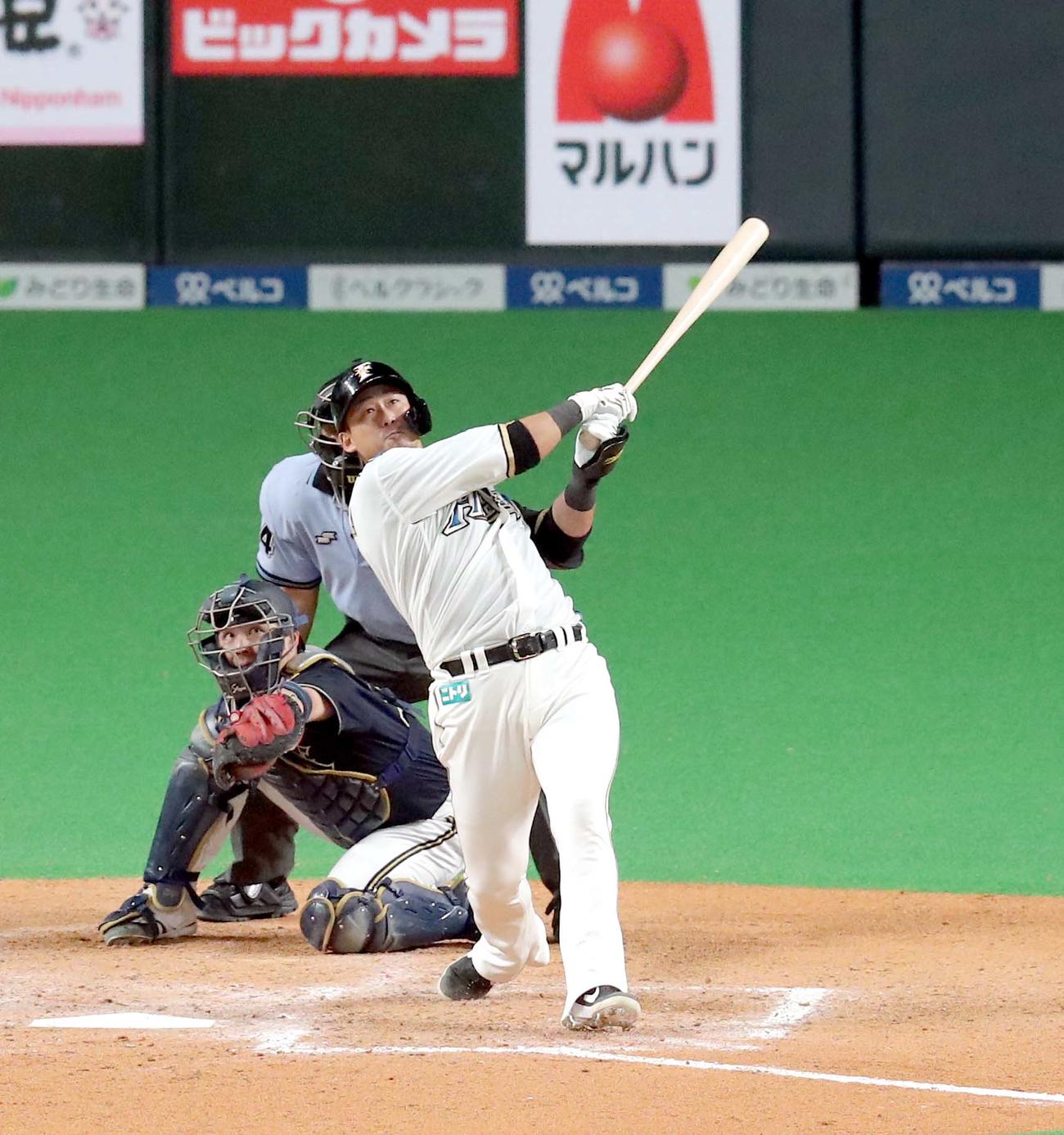 日本ハム対オリックス　7回裏日本ハム2死一、二塁、中田は左越え3点本塁打を放つ（撮影・佐藤翔太）