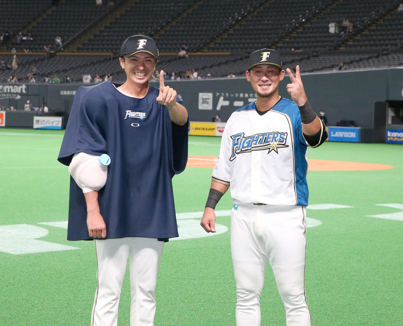 日本ハム対オリックス　今季初勝利を挙げた上沢（左）と2本塁打を放った中田は笑顔でポーズをとる（撮影・黒川智章）