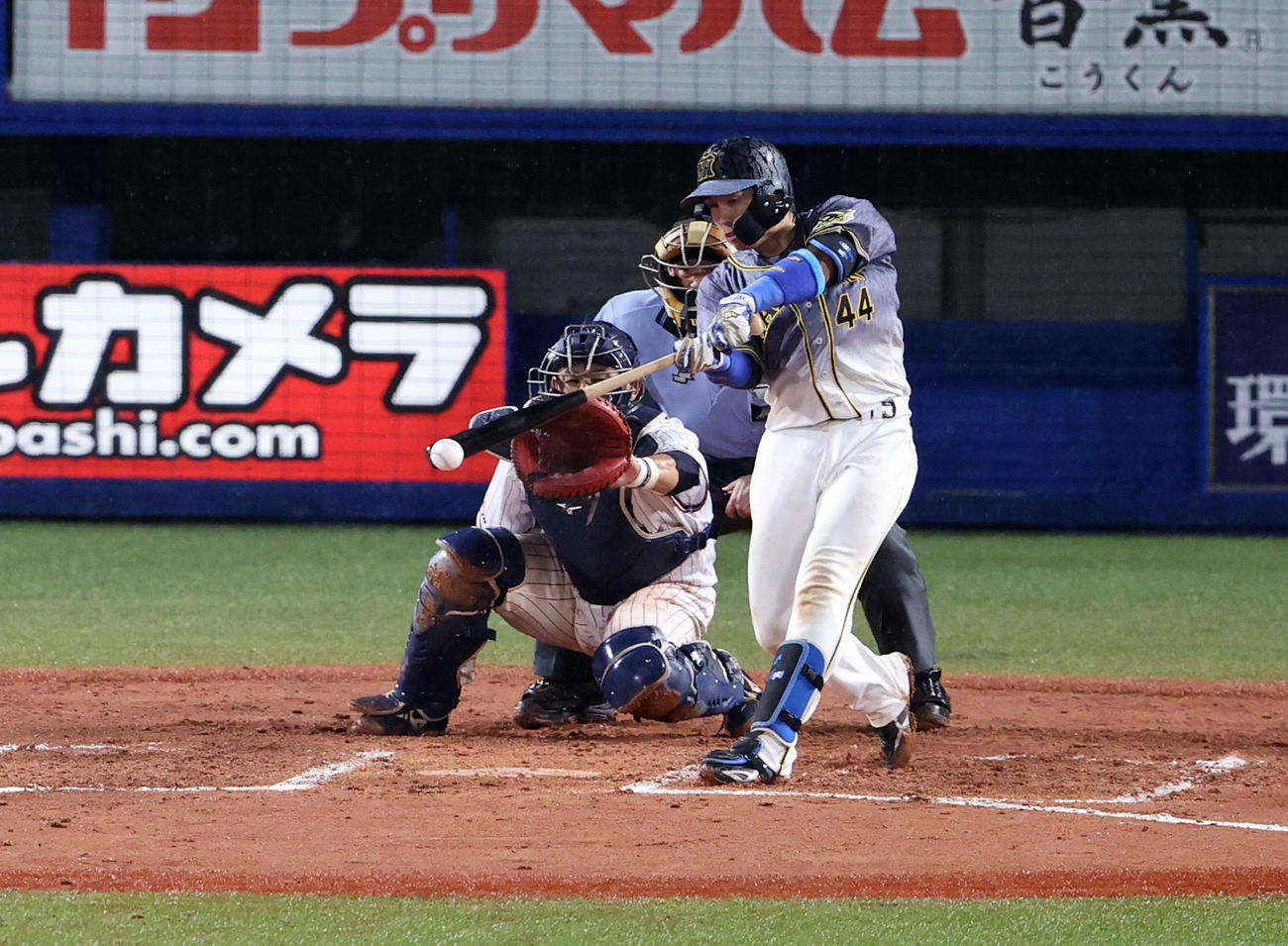 ヤクルト対阪神　6回表阪神1死満塁、梅野は2点適時打を放つ（撮影・浅見桂子）