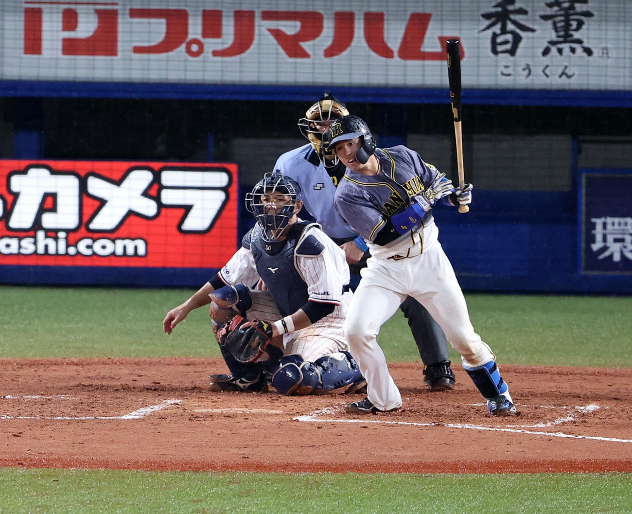 ヤクルト対阪神　6回表阪神1死満塁、梅野は2点適時打を放つ（撮影・浅見桂子）