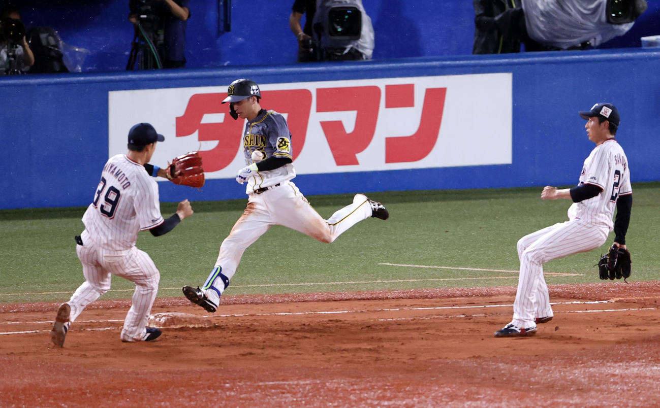 ヤクルト対阪神　4回表阪神2死一塁、近本（中央）は一塁内野安打を放ち、走り込む（撮影・浅見桂子）