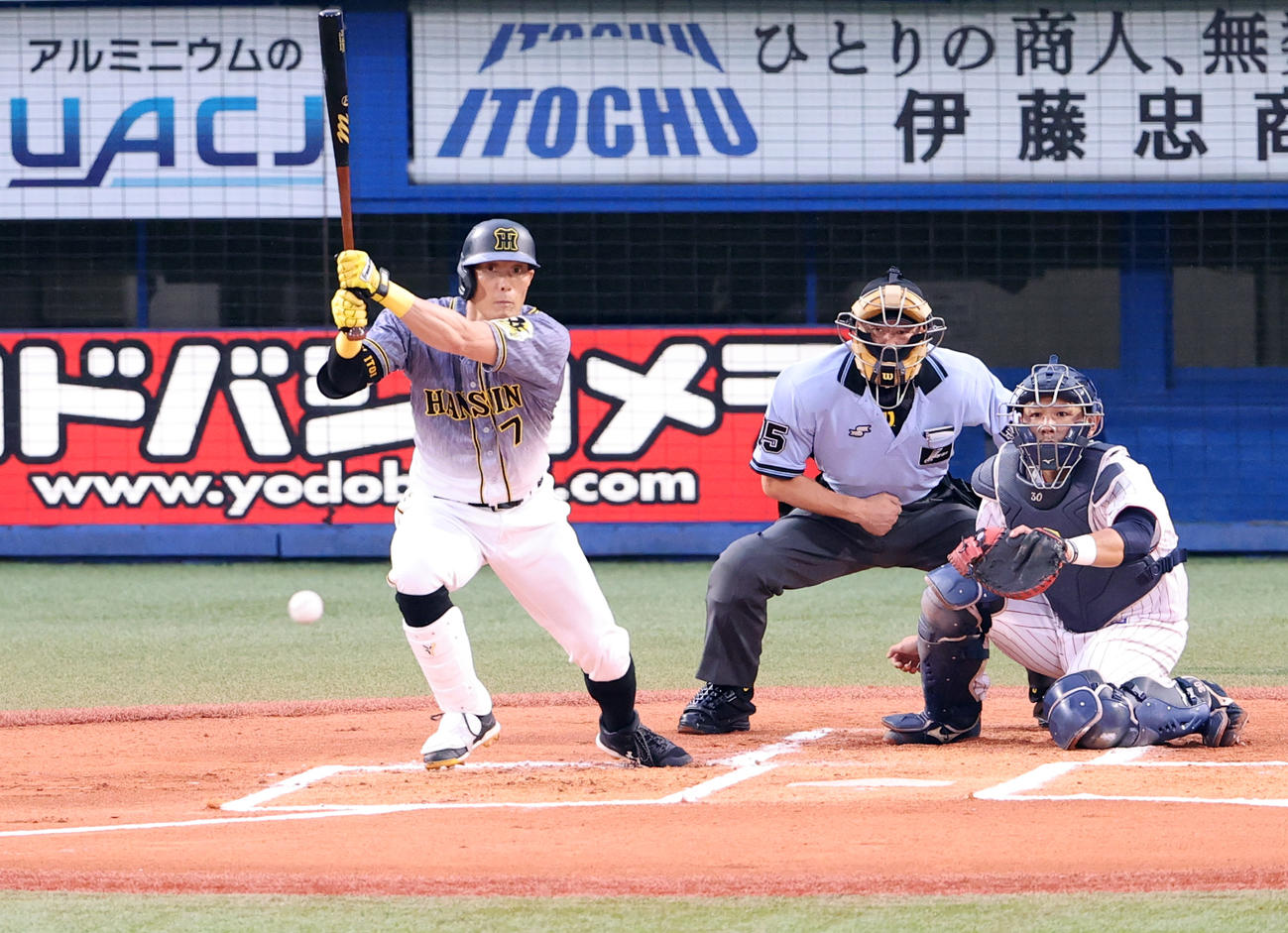 ヤクルト対阪神　1回表阪神無死一塁、糸井は中前打を放つ（撮影・浅見桂子）